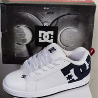 Tenis DC Court Graffik Blanco Azul Blanco (2) Tenis DC Court Graffik Blanco Azul Blanco